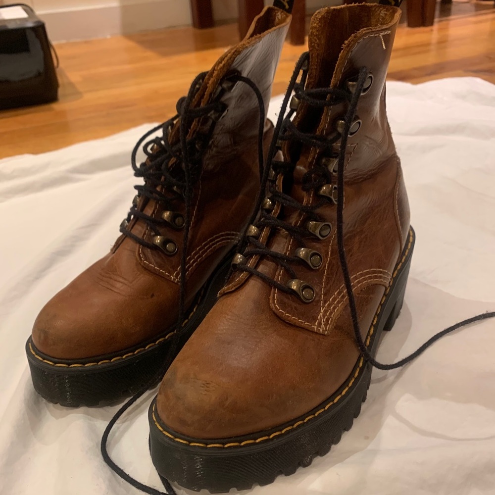 Dr. Martens Leona sz 7 Doc Martens brown leather